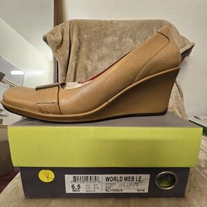 Kenneth Cole Reaction Biege Shoes (Size 6.5)